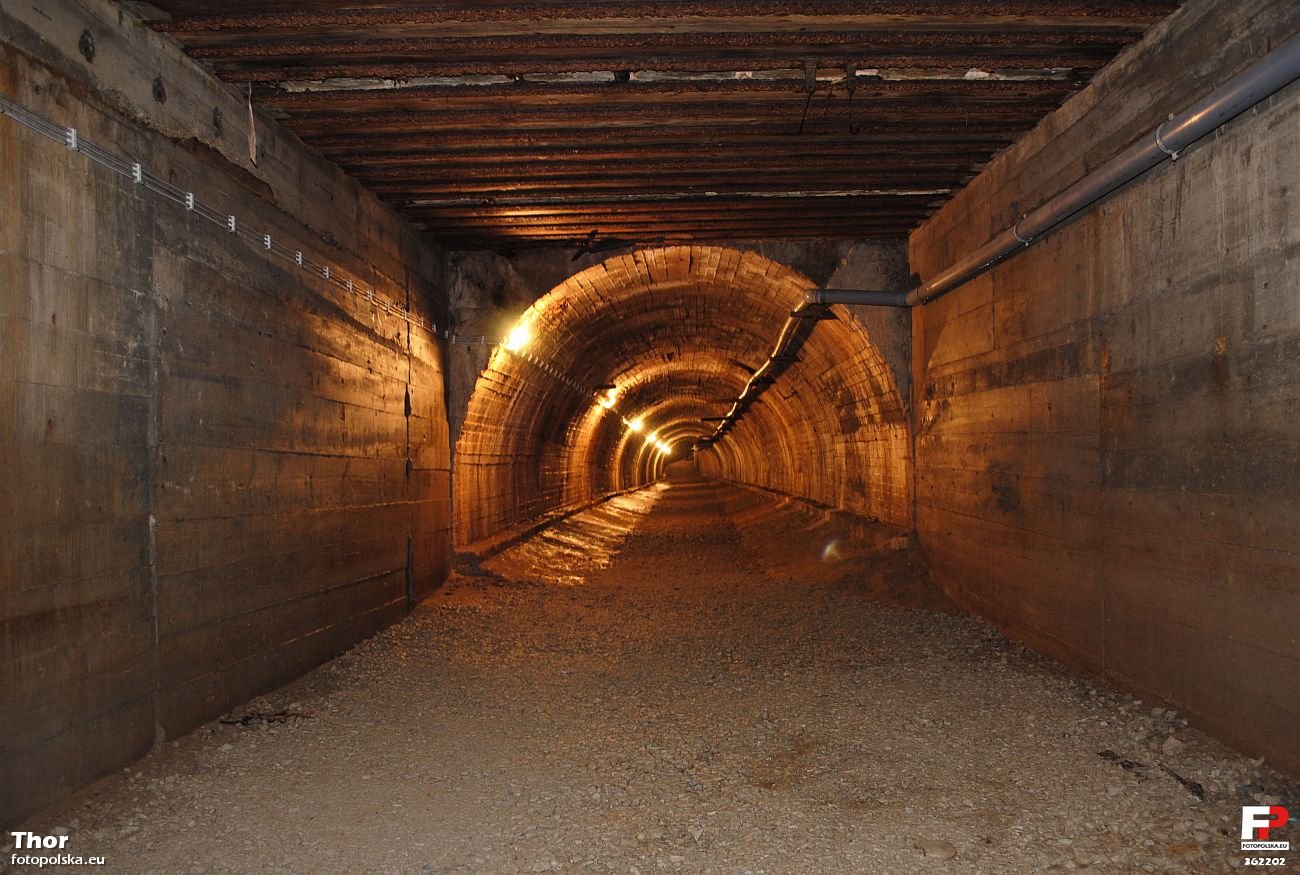 Tunel schronowy z czasów II wojny światowej